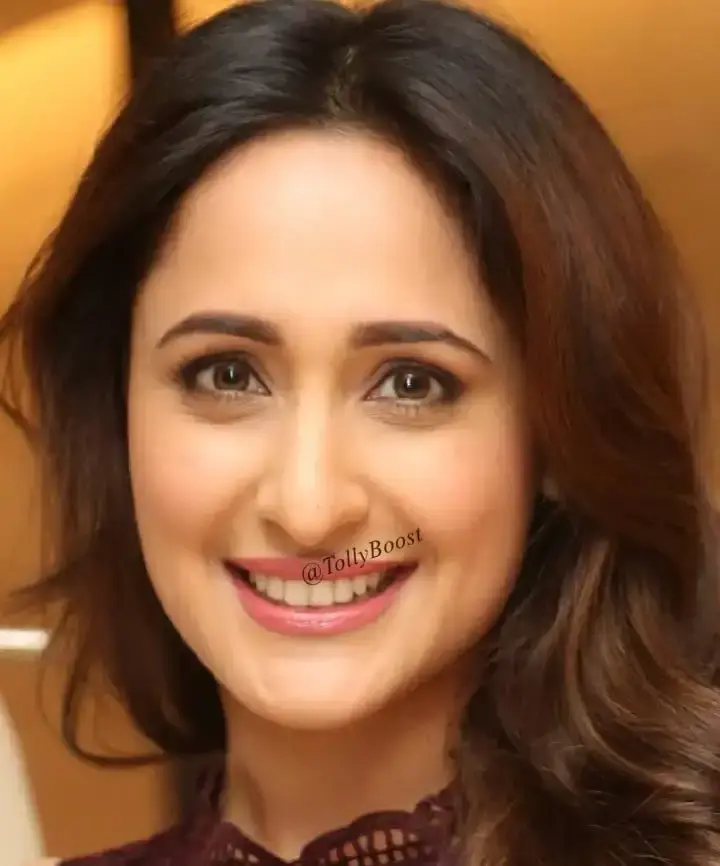 South Indian Model Pragya Jaiswal Without Makeup Face